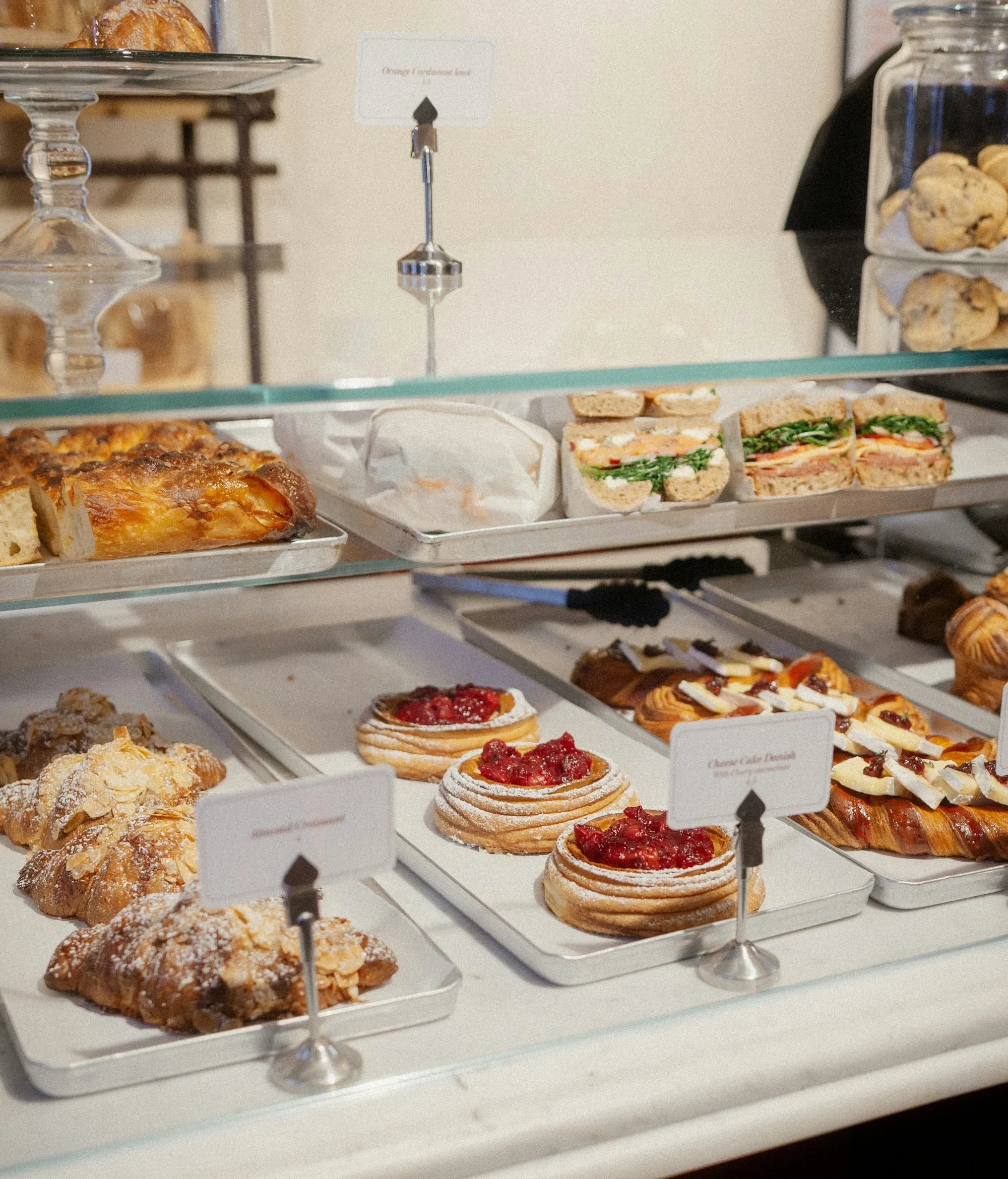Vitrina de panadería con tartas y facturas