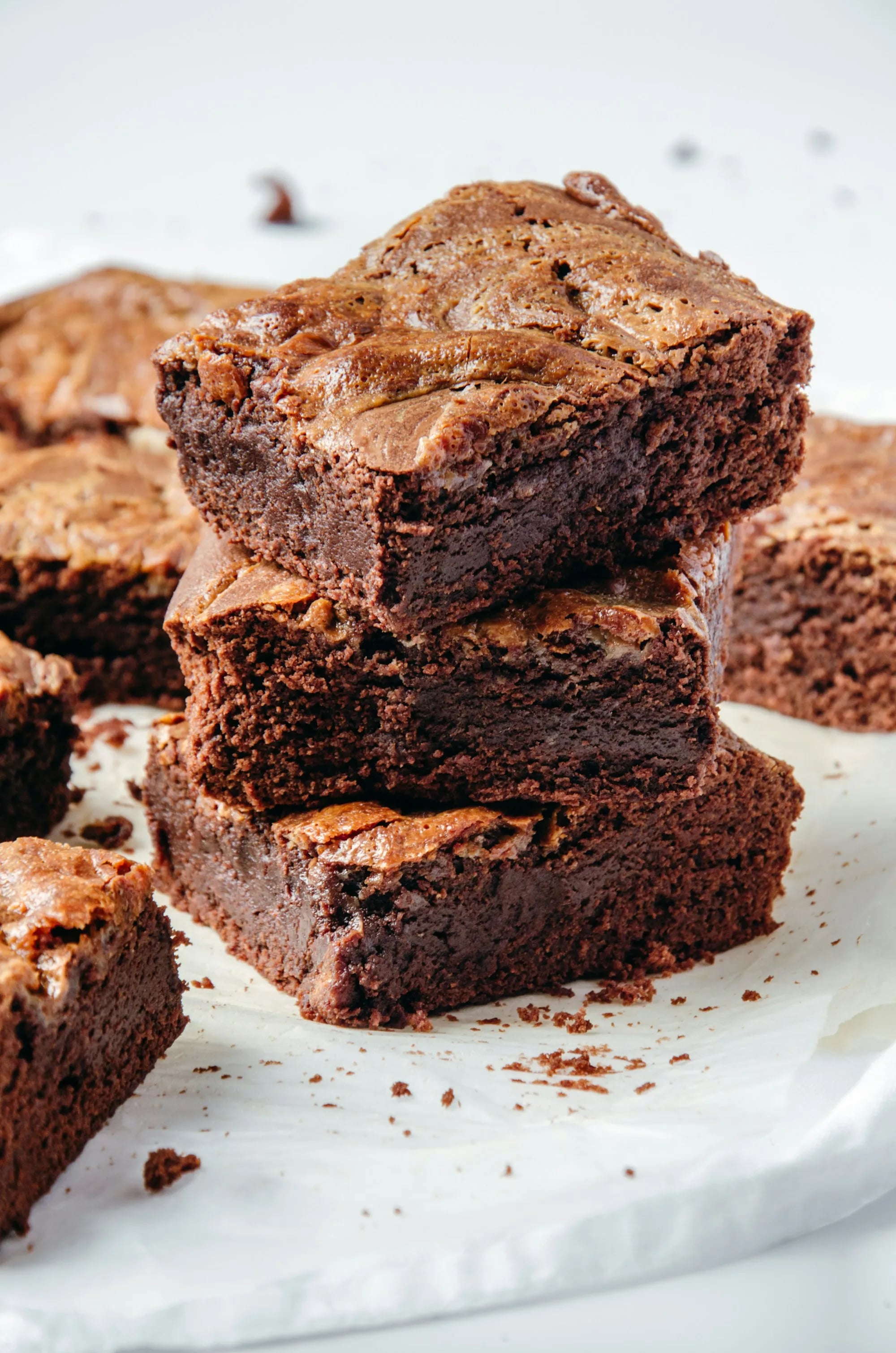 Brownies apilados en un plato