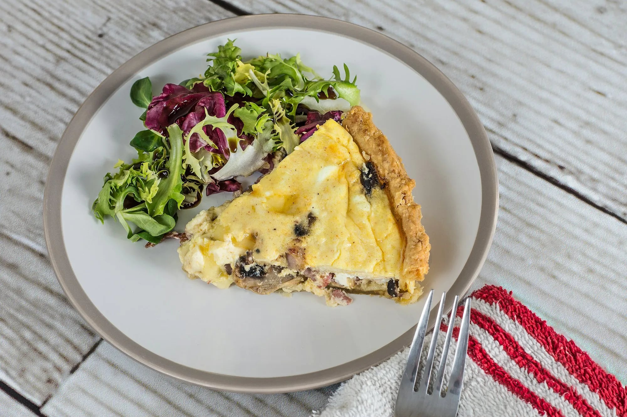 Porción de tarta con ensalada